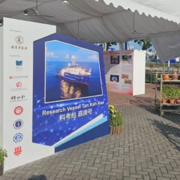 Go for high-resolution large format printing to maintain a professional image.