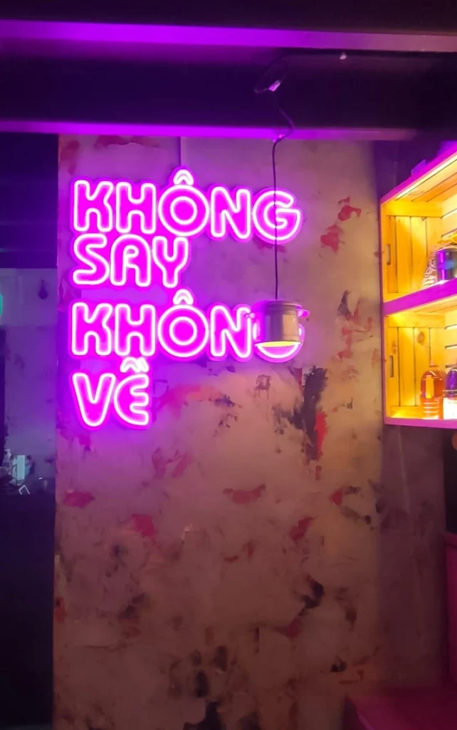 Neon signage featuring “Khong Say Khong Ve” text with vibrant glow effect