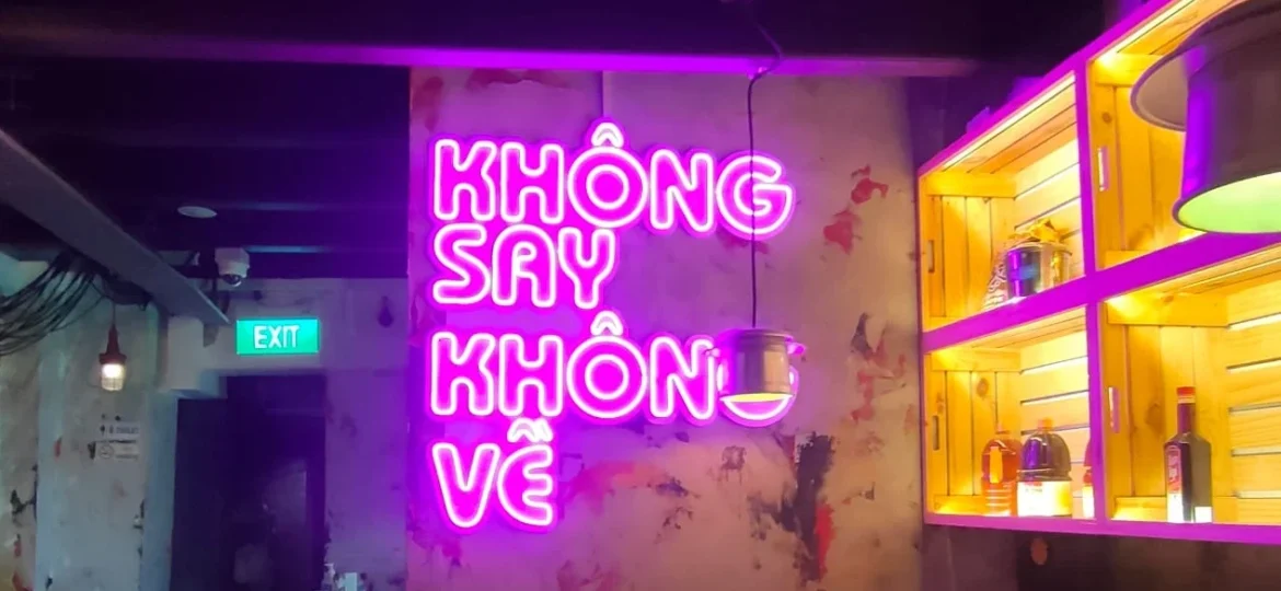 Neon signage featuring “Khong Say Khong Ve” text with vibrant glow effect