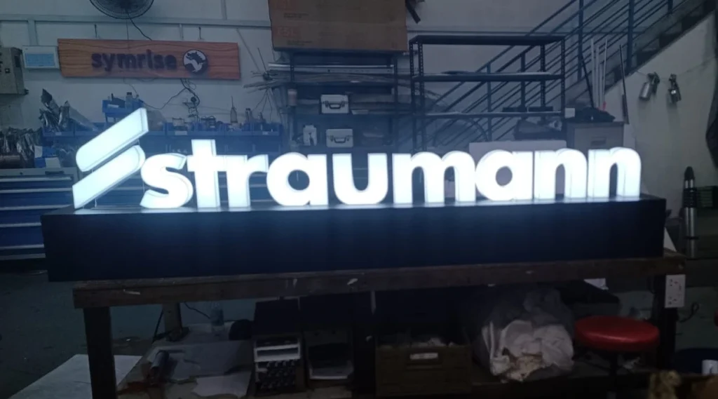 Illuminated 3D lettering signage for straumann